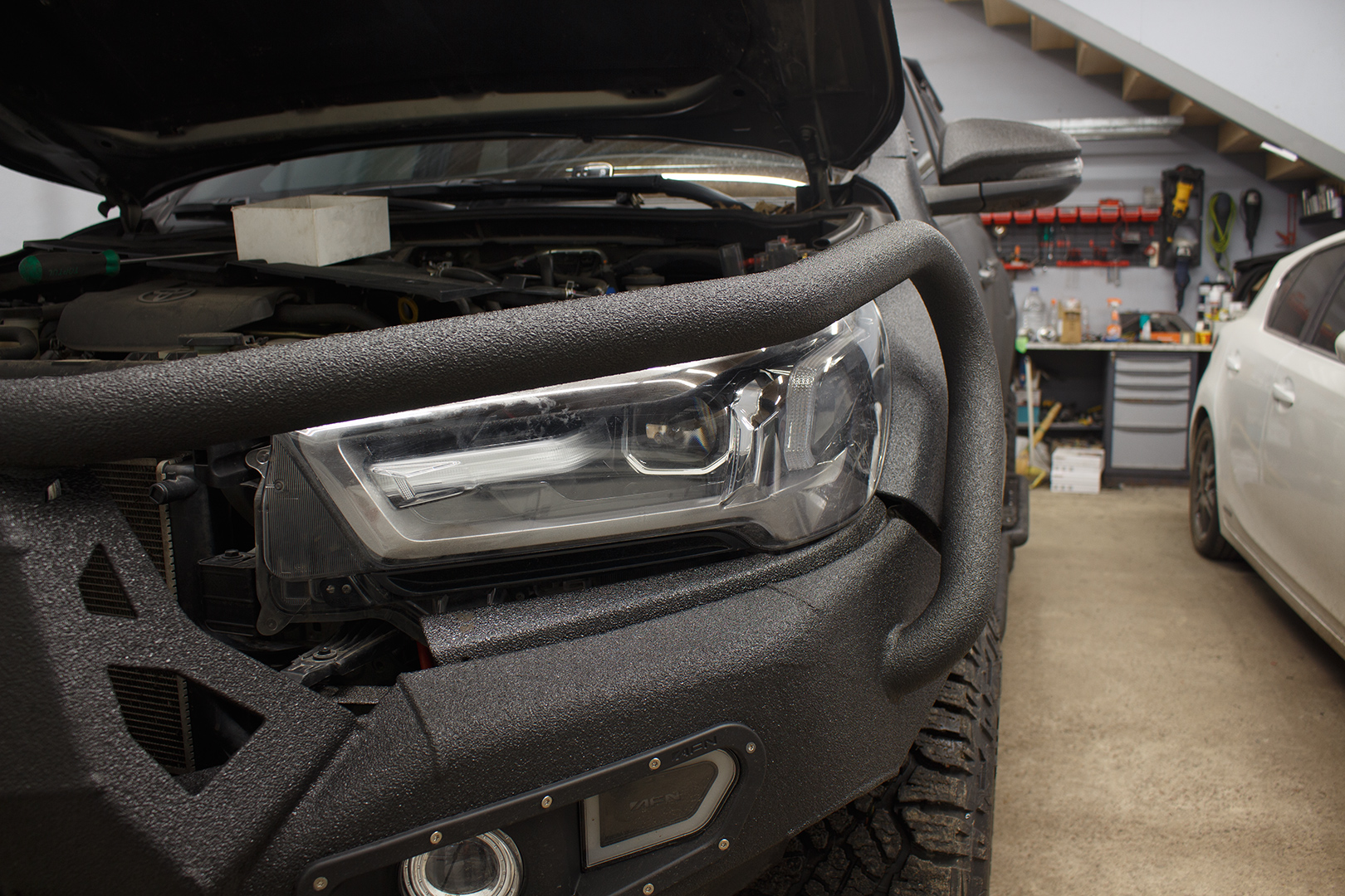 Toyota Hilux заміна штатних LED-лінз на світлодіодні лінзи Bi-Led T-Rex Pro 2.5 дюйми