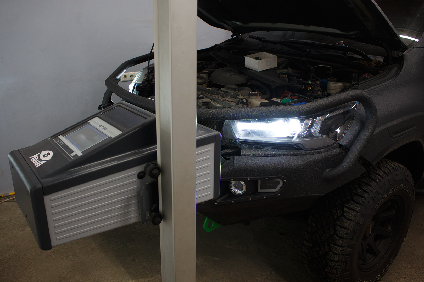 Toyota Hilux заміна штатних LED-лінз на світлодіодні лінзи Bi-Led T-Rex Pro 2.5 дюйми