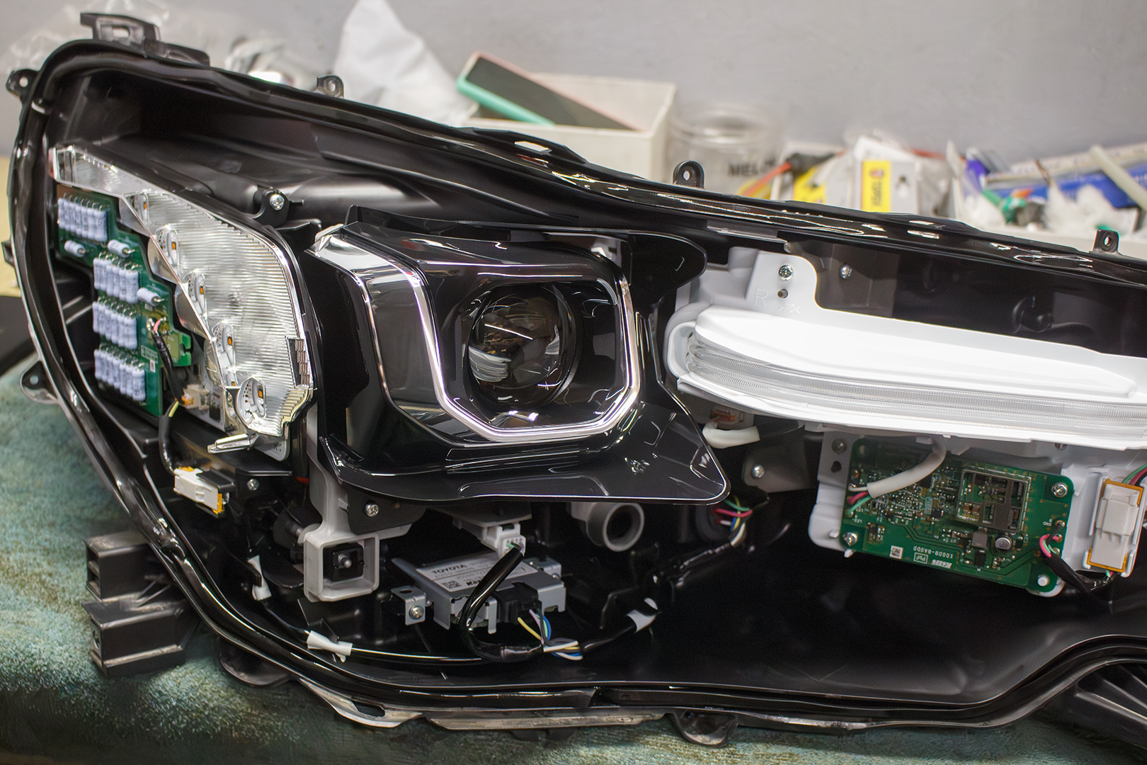 Toyota Hilux заміна штатних LED-лінз на світлодіодні лінзи Bi-Led T-Rex Pro 2.5 дюйми