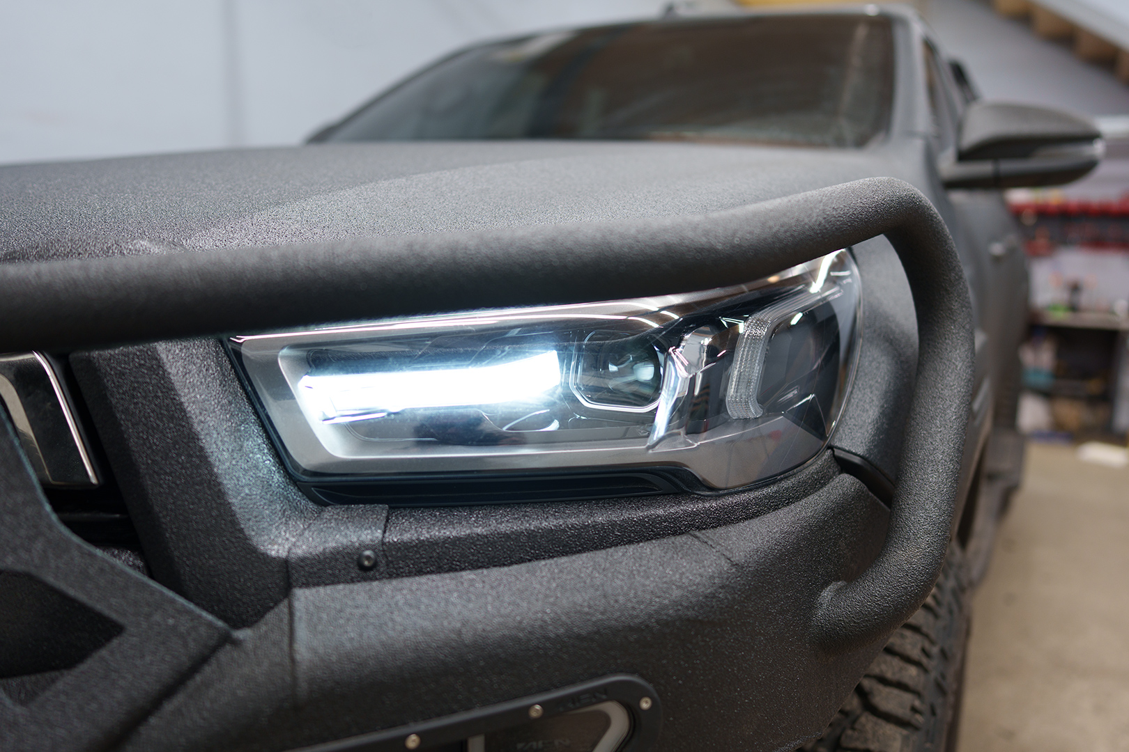 Toyota Hilux заміна штатних LED-лінз на світлодіодні лінзи Bi-Led T-Rex Pro 2.5 дюйми