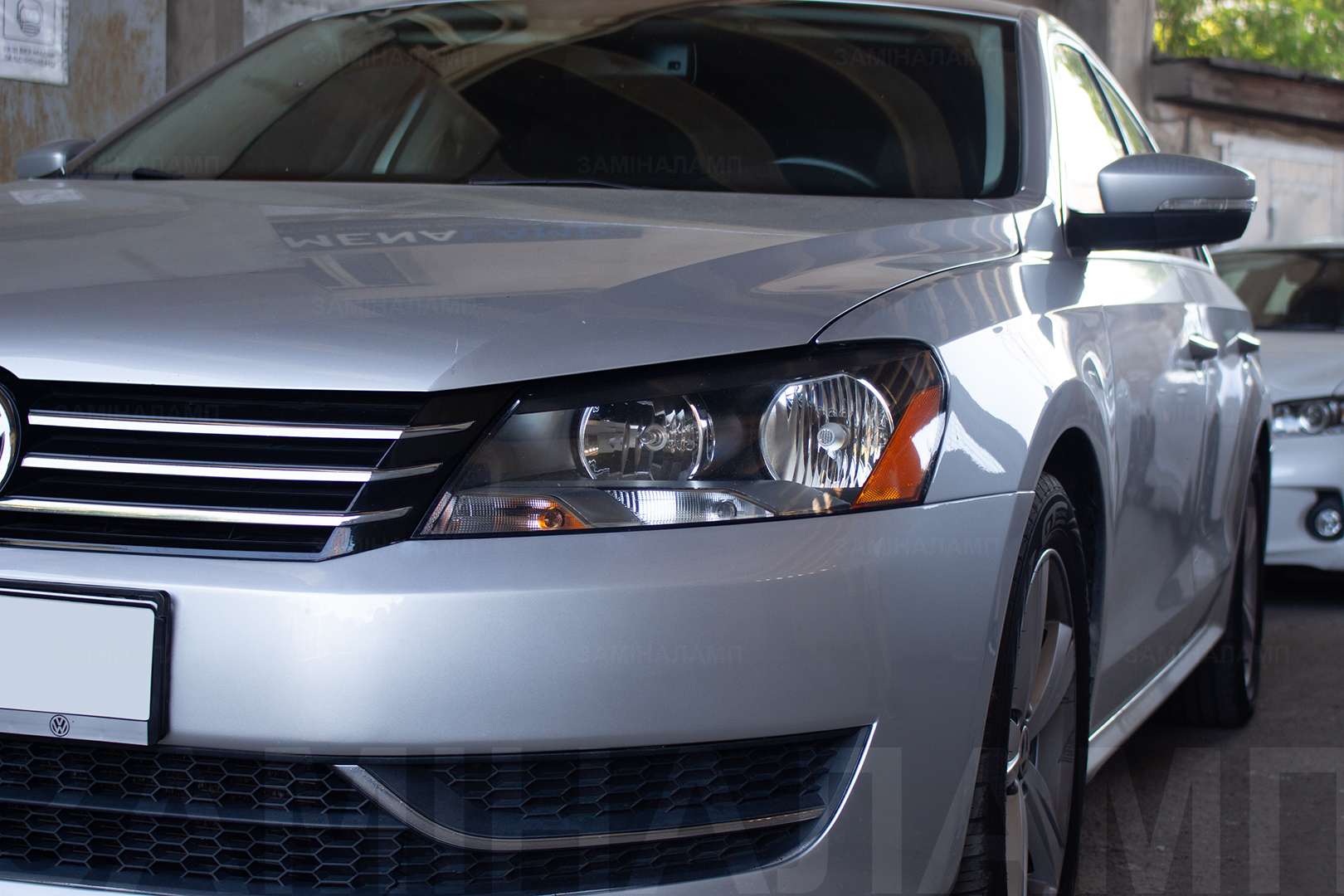 Зовнішній вигляд лівої фари Volkswagen Passat B7 ДО початку робіт із встановлення біксенонових лінз Hella F1