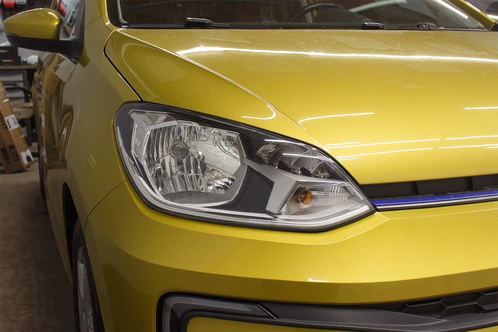 Зовнішній вигляд правої фари Volkswagen UP ДО початку робіт із встановлення світлодіодних лінз Bi-LED T-Rex One Pro