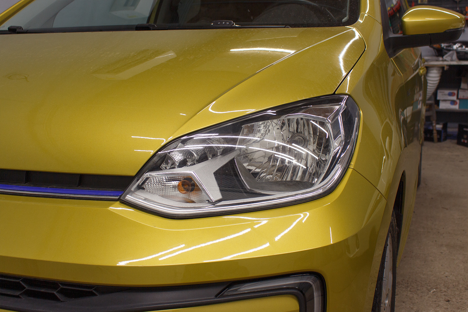 Зовнішній вигляд лівої фари Volkswagen UP ДО початку робіт із встановлення світлодіодних лінз Bi-LED T-Rex One Pro