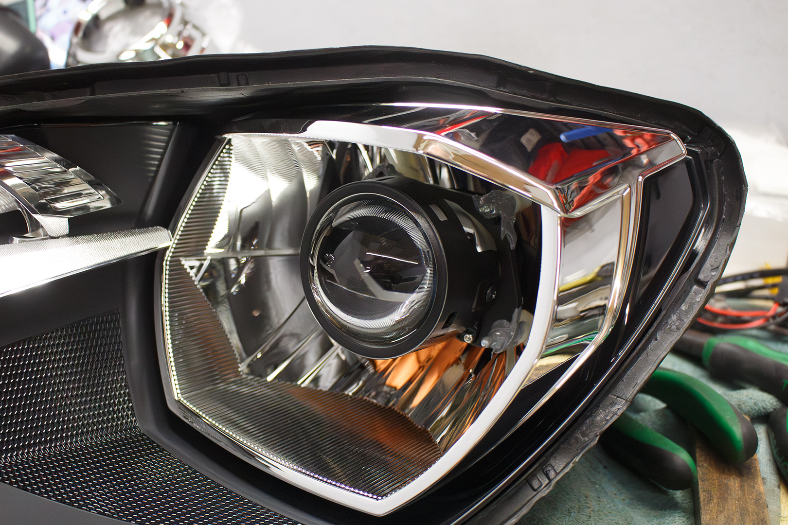 Закріпили світлодіодну лінзу Bi-Led T-Rex One Pro у лівій фарі