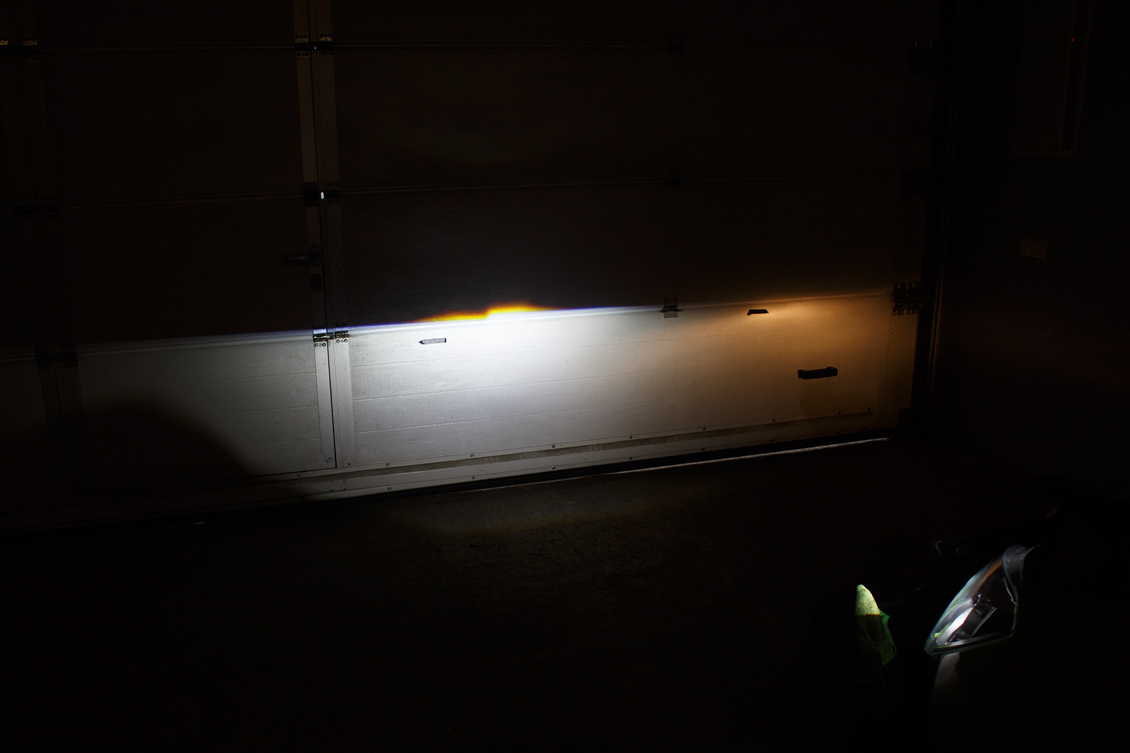 Порівняння світла фар: праворуч штатний відбивач, зліва ми встановили світлодіодну лінзу Bi-Led T-Rex One Pro