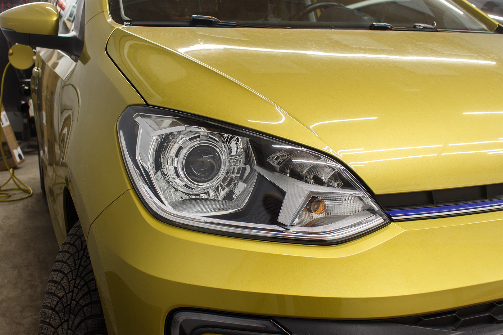 Зовнішній вигляд правої фари Volkswagen UP ПІСЛЯ встановлення світлодіодних лінз Bi-Led T-Rex One Pro