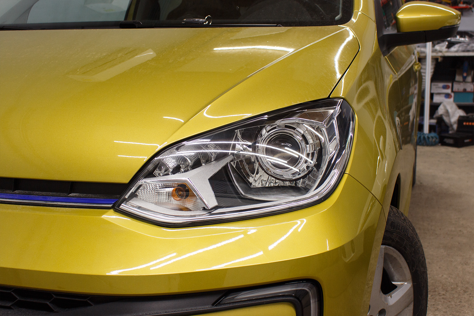 Зовнішній вигляд лівої фари Volkswagen UP ПІСЛЯ встановлення світлодіодних лінз Bi-Led T-Rex One Pro