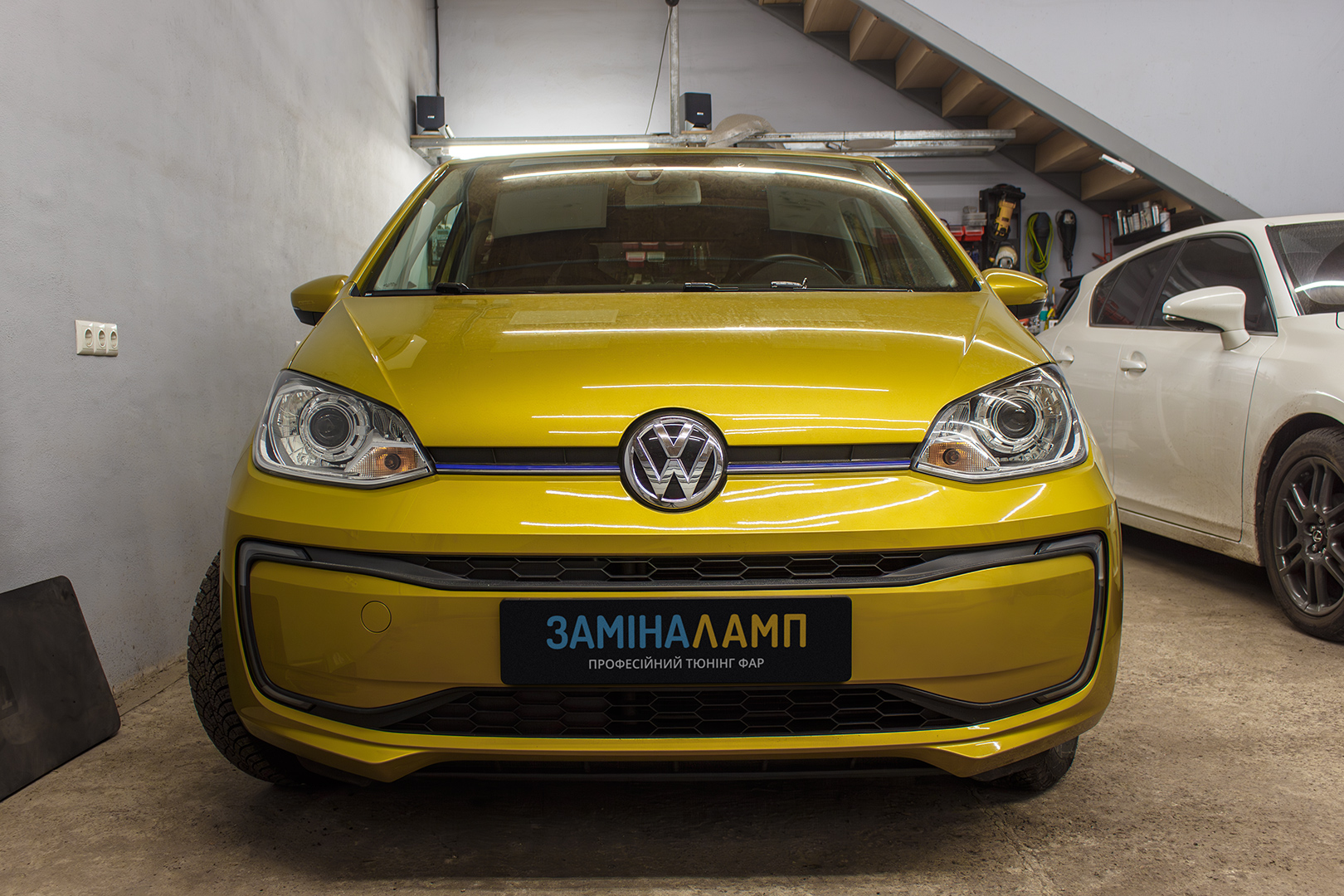 Volkswagen UP - встановлення світлодіодних лінз Bi-Led T-Rex One Pro